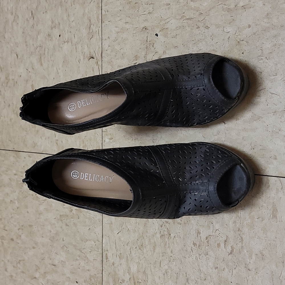 Woman dress shoe. - Picture 4 of 4